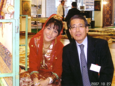ペルシャ絨毯の織り子さんと 手織絨毯 織里遠都展